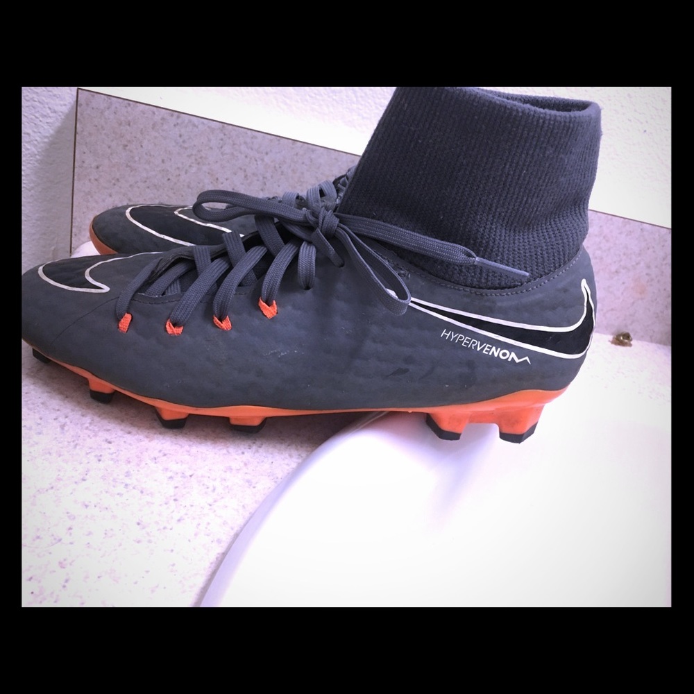 I’m selling this cleats. Estoy vendiendo taquetes.